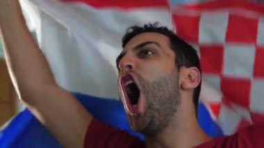 Hırvat fan bayrağı ile kutluyor