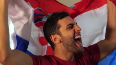Hırvat fan bayrağı ile kutluyor
