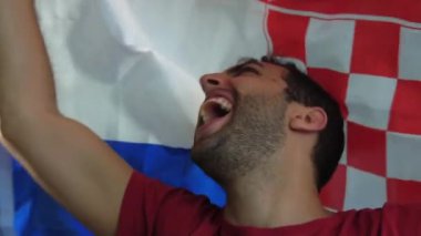 Hırvat fan bayrağı ile kutluyor