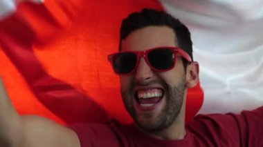 Japon fan bayrağı ile kutluyor