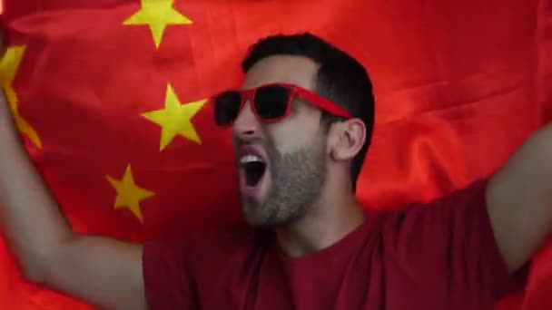Abanico Chino Celebrando Con Bandera — Vídeos de Stock