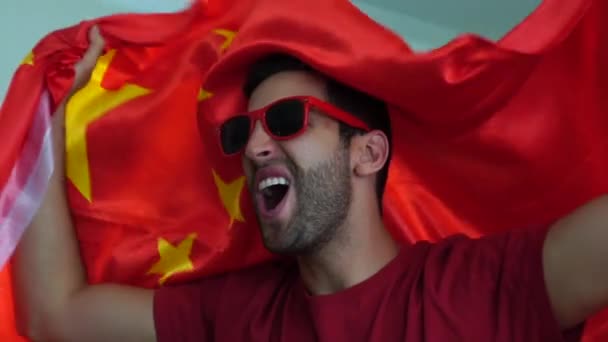 Chinês Comemorando Com Bandeira — Vídeo de Stock