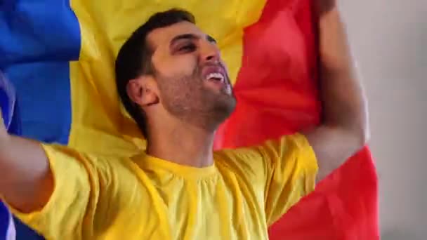Abanico Rumania Celebrando Con Bandera — Vídeos de Stock