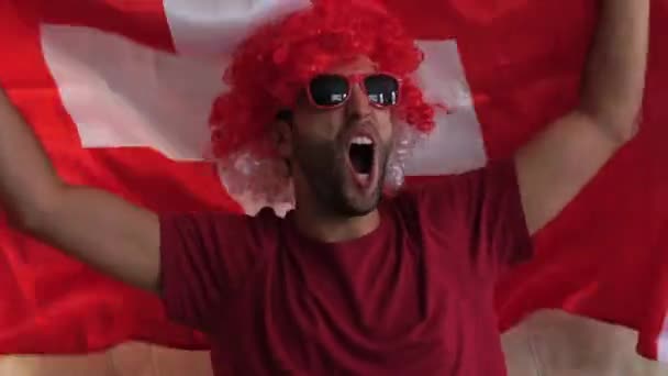 Schweiziska Fläkt Firar Med Flagga — Stockvideo