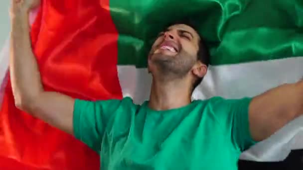 Verenigde Arabische Emiraten Fan Vieren Met Vlag — Stockvideo