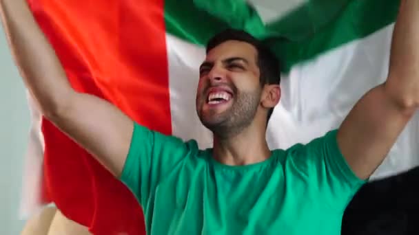 Ventilador Dos Emirados Árabes Unidos Comemorando Com Bandeira — Vídeo de Stock