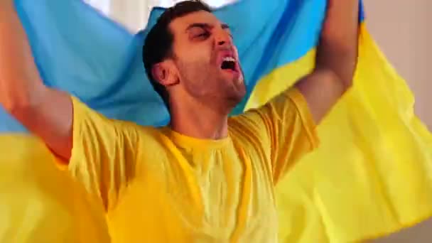 Ukraina Fläkt Firar Med Flagga — Stockvideo