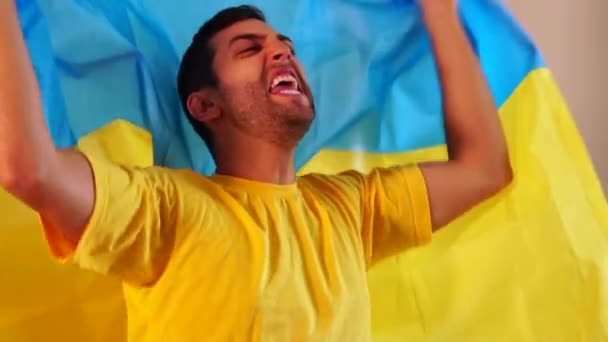 Ukrainischer Fan Feiert Mit Fahne — Stockvideo