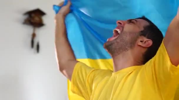 Ukraina Fläkt Firar Med Flagga — Stockvideo