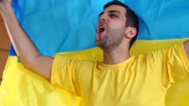 Вентилятор Украины Празднует Флагом — стоковое видео