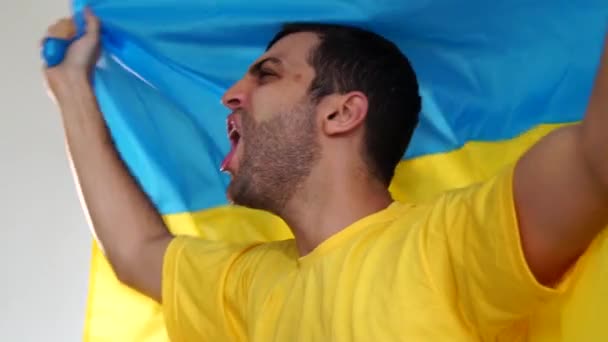 Ukrainischer Fan Feiert Mit Fahne — Stockvideo