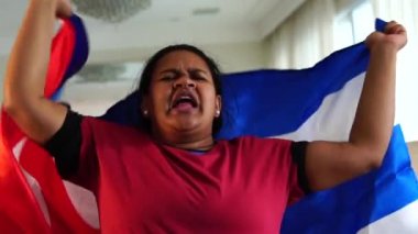 Küba kadın ulusal bayrak ile kutluyor