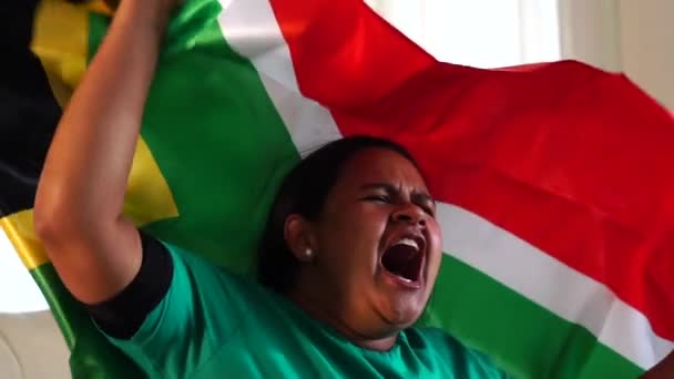 Mujer Sudafricana Celebrando Con Bandera Nacional — Vídeo de stock