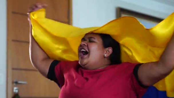 Mujer Colombiana Celebrando Con Bandera Nacional — Vídeos de Stock