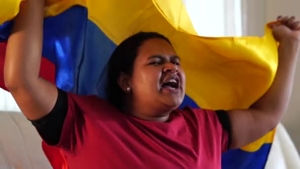 Mujer Colombiana Celebrando Con Bandera Nacional — Vídeos de Stock