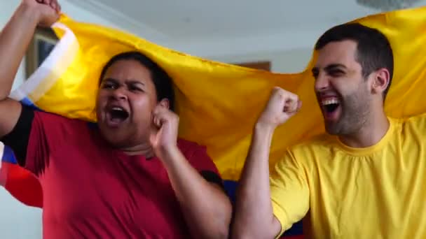 Kolumbianische Freunde Feiern Mit Nationalflagge — Stockvideo