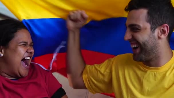 Amigos Colombianos Comemorando Com Bandeira Nacional — Vídeo de Stock