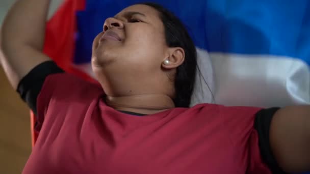Mulher Cubana Comemorando Com Bandeira Nacional — Vídeo de Stock