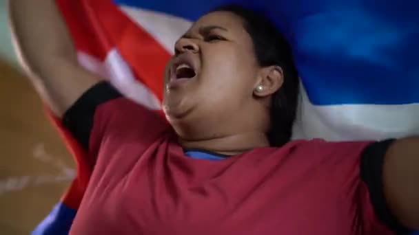 Cubaanse Vrouw Vieren Met Nationale Vlag — Stockvideo