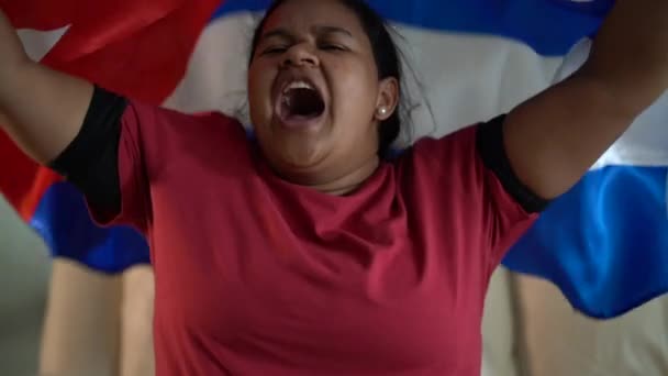 Mulher Cubana Comemorando Com Bandeira Nacional — Vídeo de Stock