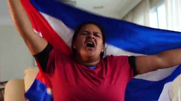 Κούβας Γυναίκα Γιορτάζει Την Εθνική Σημαία — Αρχείο Βίντεο