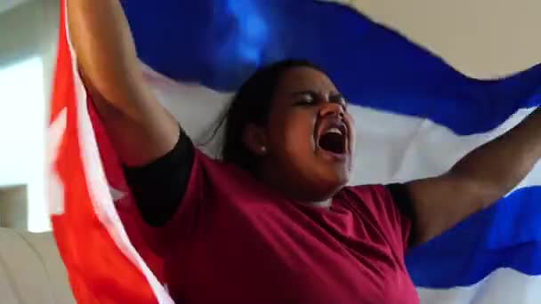 Mulher Cubana Comemorando Com Bandeira Nacional — Vídeo de Stock