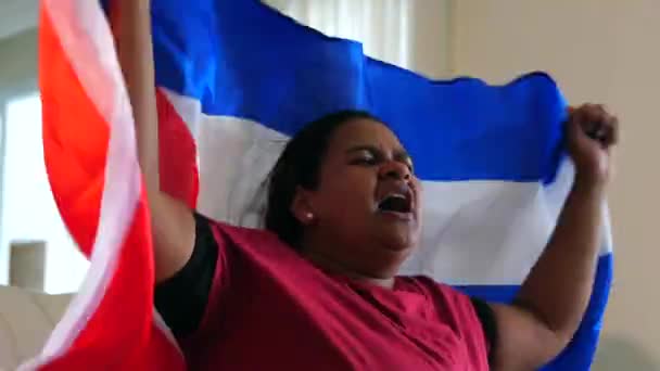 Mulher Cubana Comemorando Com Bandeira Nacional — Vídeo de Stock