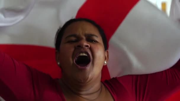 Mulher Inglesa Comemorando Com Bandeira Nacional — Vídeo de Stock