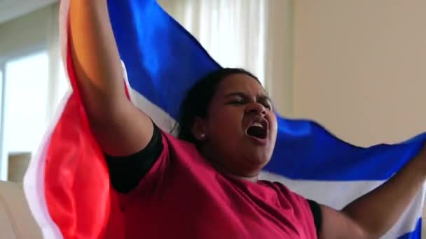 Mujer Cubana Celebrando Con Bandera Nacional — Vídeo de stock