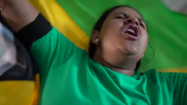 Mulher Jamaicana Comemorando Com Bandeira Nacional — Vídeo de Stock