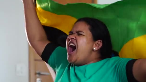 Jamaikanerin Feiert Mit Nationalflagge — Stockvideo