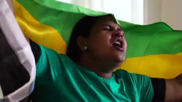 牙买加妇女与国旗庆祝 — 图库视频影像