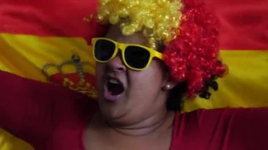 İspanyol kadın ulusal bayrak ile kutluyor