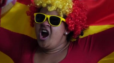 İspanyol kadın ulusal bayrak ile kutluyor