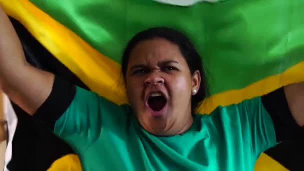 Mulher Jamaicana Comemorando Com Bandeira Nacional — Vídeo de Stock