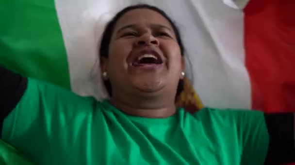 Meksikalı Kadın Ulusal Bayrak Ile Kutluyor — Stok video