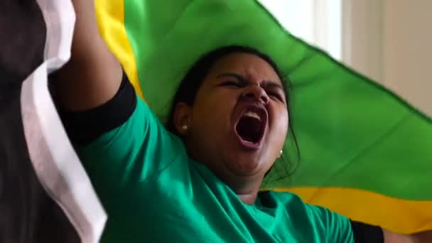 Mulher Jamaicana Comemorando Com Bandeira Nacional — Vídeo de Stock