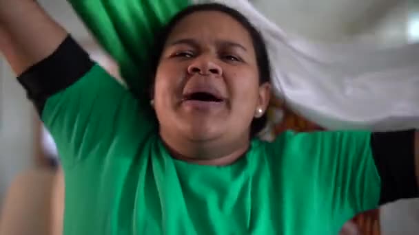 Mexikanerin Feiert Mit Nationalflagge — Stockvideo