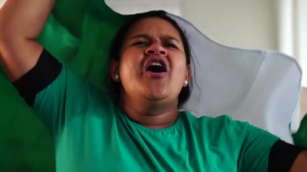 Mujer Nigeria Celebrando Con Bandera Nacional — Vídeos de Stock