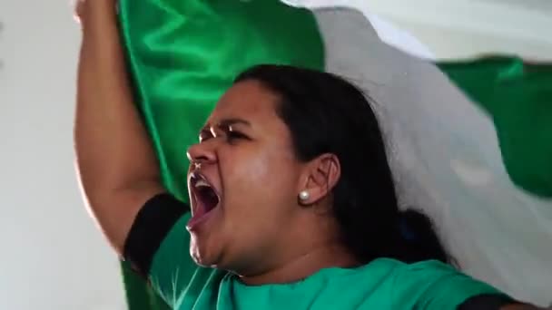 Mujer Nigeria Celebrando Con Bandera Nacional — Vídeos de Stock