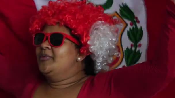 Peruaanse Vrouw Vieren Met Nationale Vlag — Stockvideo