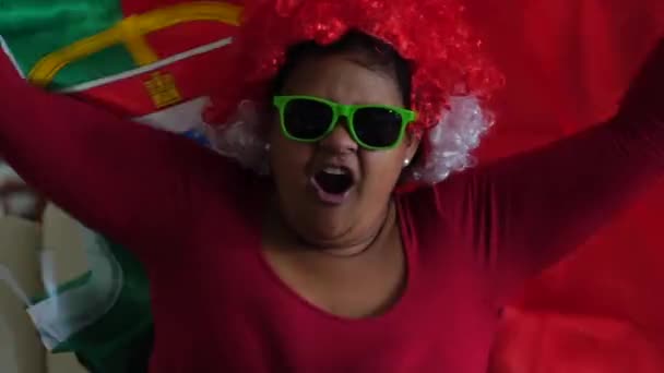 Portugiesin Feiert Mit Nationalflagge — Stockvideo