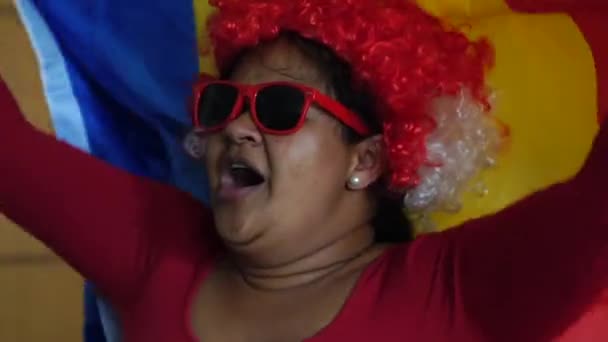 Mujer Rumania Celebrando Con Bandera Nacional — Vídeo de stock