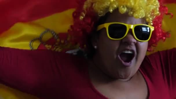 Mujer Española Celebrando Con Bandera Nacional — Vídeo de stock