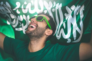 Suudi Arabistan fan bayrağı ile kutluyor