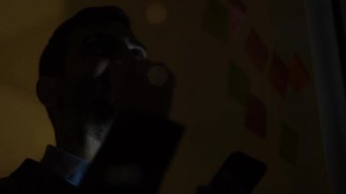 İş adamı karanlık ofisi kutluyor