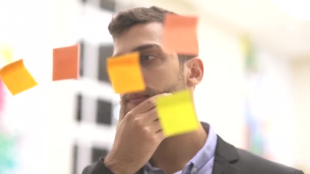 Geschäftsmann Denken Und Organisieren Klebrige Notizpapier Erinnerung Zeitplan Fenster — Stockvideo