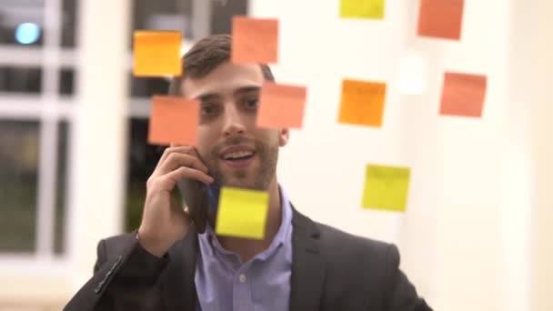 Business Man Making Mobile Meeting Sticky Note Schedule Window — Stock Video