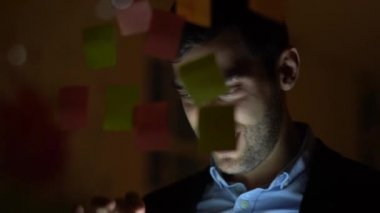 İş adamı geç inşa yeni fikirler ile yapışkan not kağıdı penceresinde çalışma