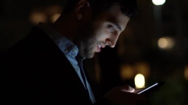 Geceleyin telefon kullanarak iş adamı